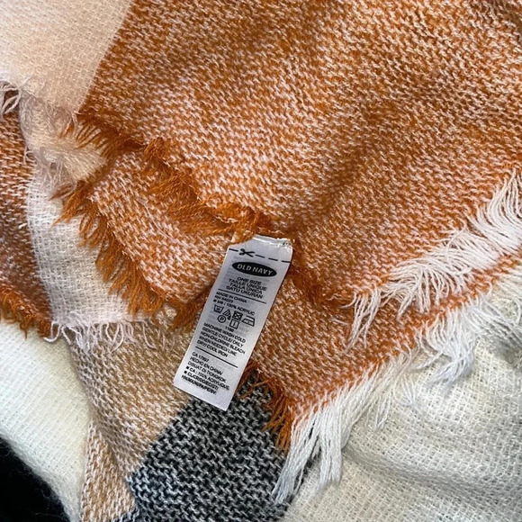 Old Navy oversized wrap around scarf with fringe - Picture 3 of 13